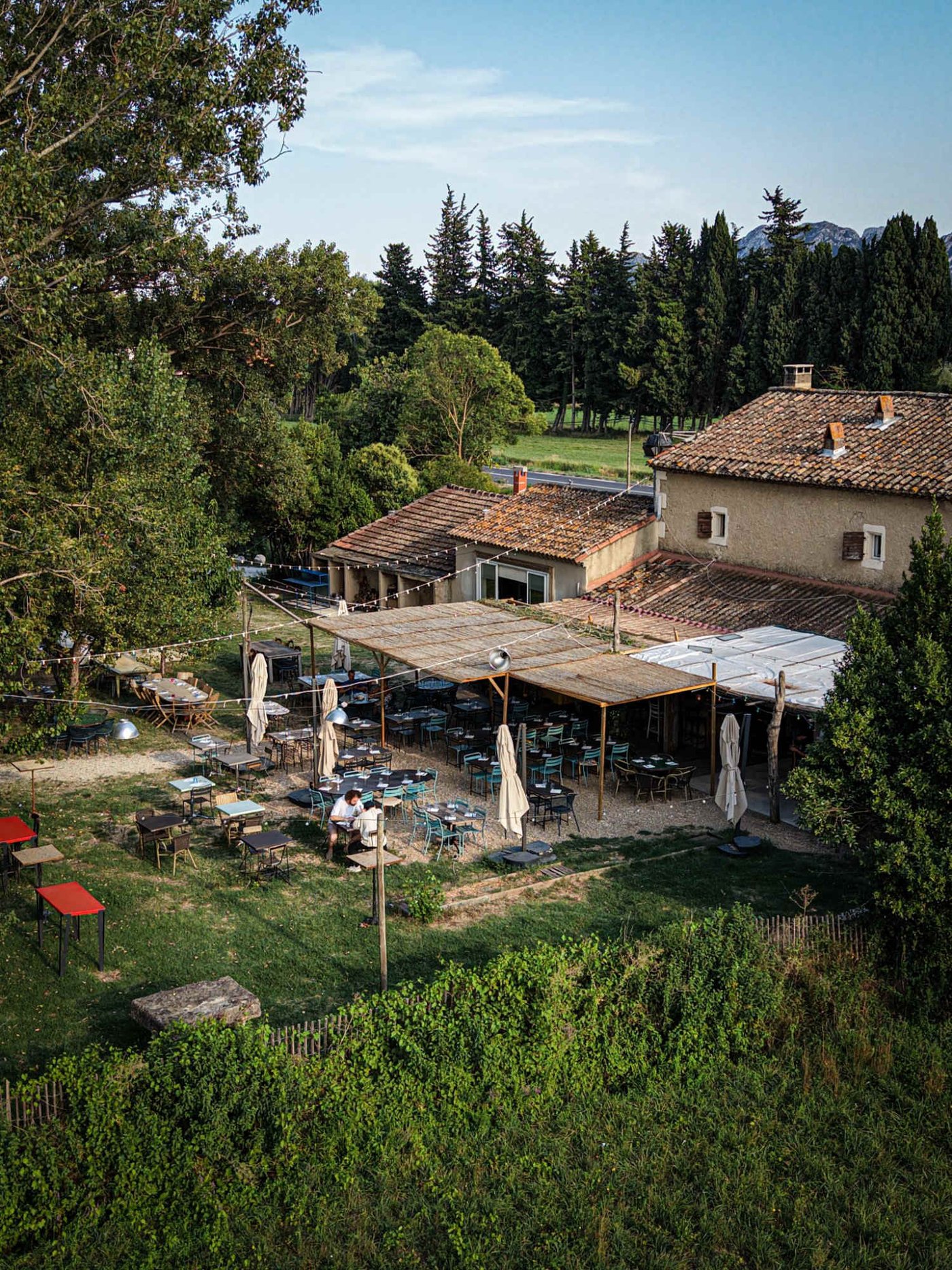 Le Mas de Nierne et sa terrasse ombragée en campagne de Saint-Rémy-de-Provence